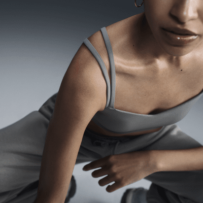 Nike Zenvy StrappyGepolsterter Sport-BH mit leichtem Halt 50% Rabatt mit kostenlosem Versand