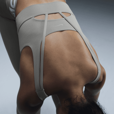Nike ZenvyGepolsterter Longline-Sport-BH mit mittlerem Halt Rabatte dieses Monats