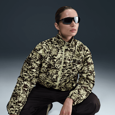 Nike Sportswear WindrunnerLockere Webjacke mit Print durchgehendem Reißverschluss und UV-Schutz (Damen) Tägliche Deals